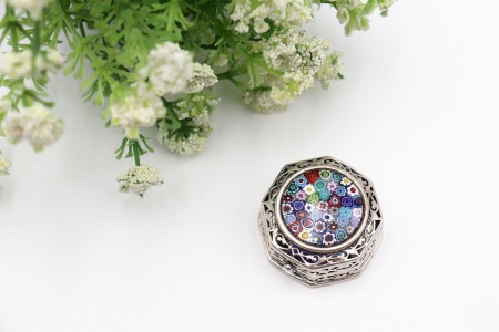 Caixa de comprimidos em prata recortada com vidro de Murano na tampa